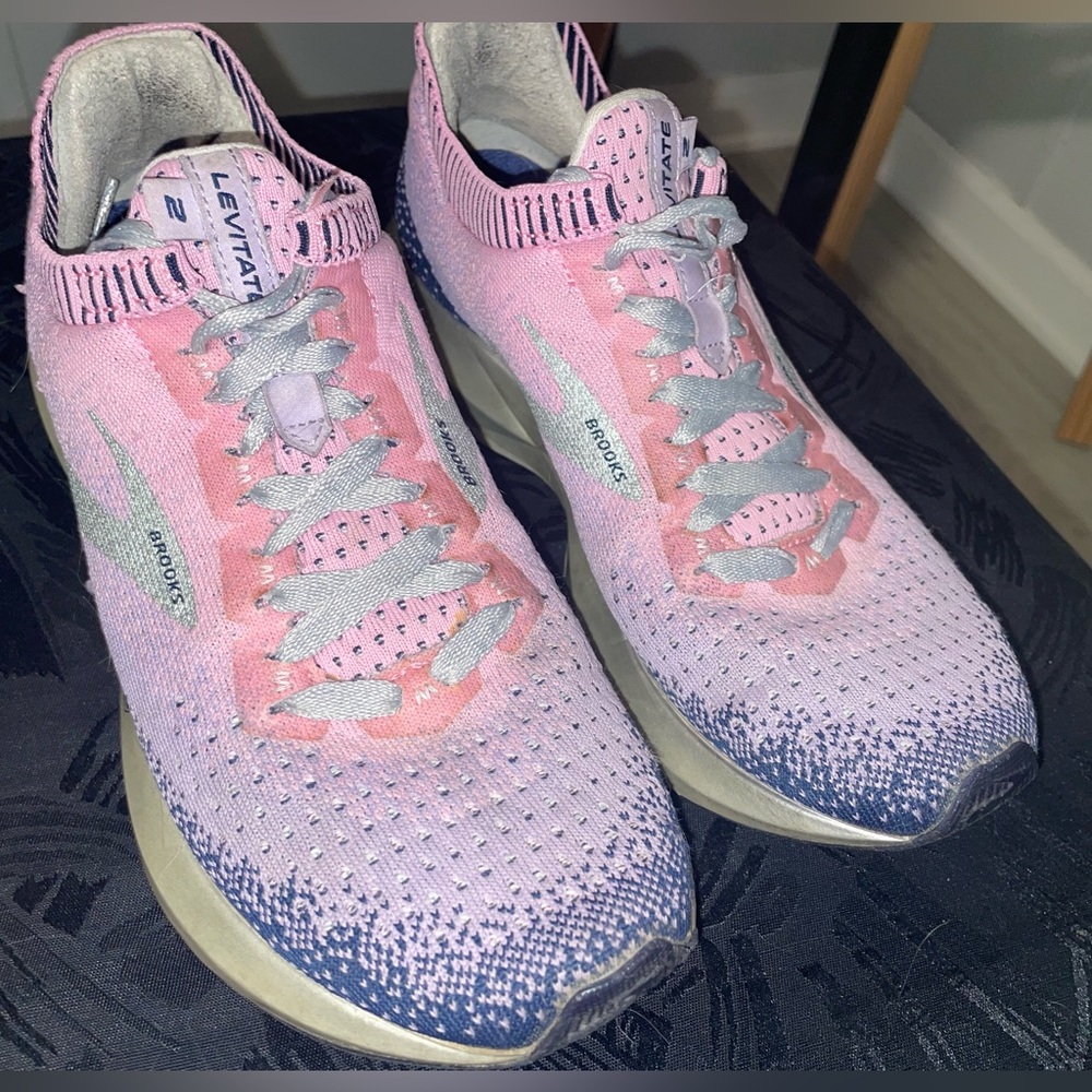 Women’s 8 Brooks~ Levitate 2 Lilac/Purple/Navy Used Condition :)